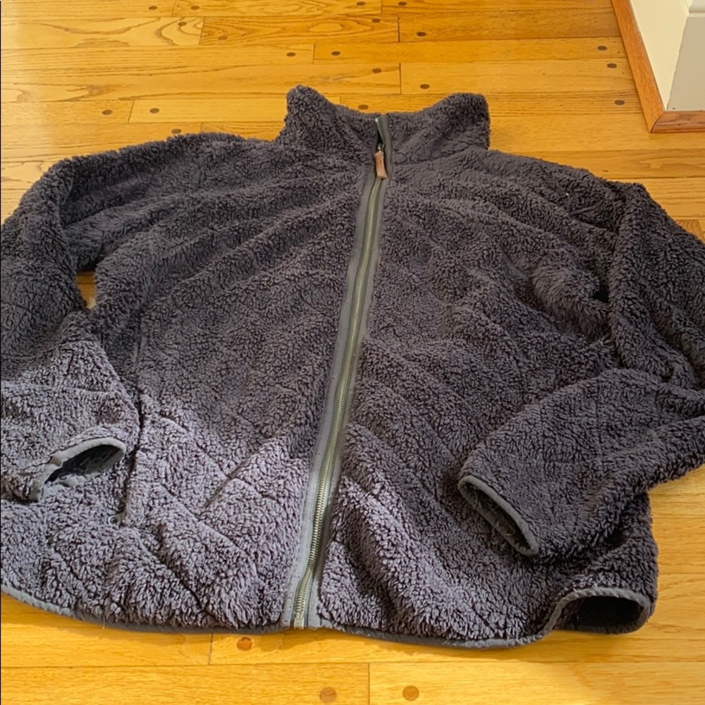 1x women’s full zip Columbia quilted fuzzy jacket